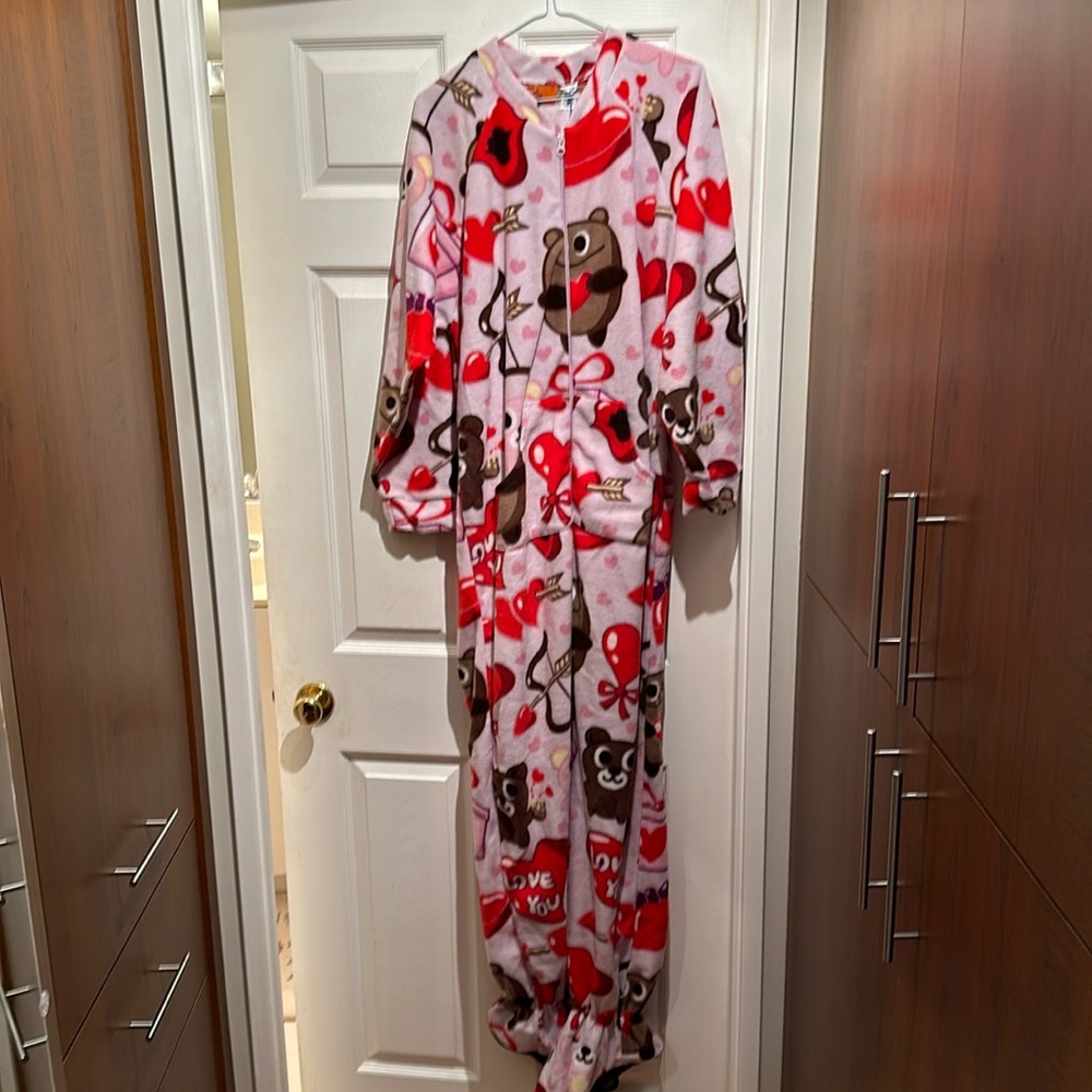 NWT VALENTINES DAY FOOTED ONSESIE